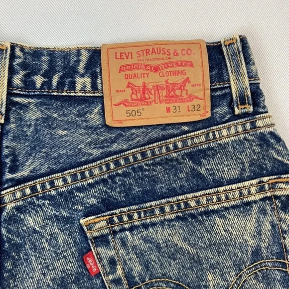 Levi’s 505 Women’s 31 Non Stretch Distressed Regular Fit Cut Off Denim Short - Picture 6 of 11